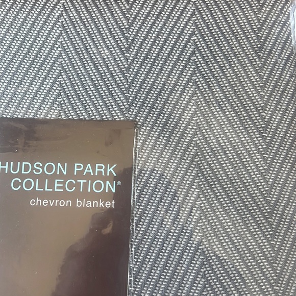 Hudson Park Chevron Blanket full/queen- 100% Exclusive 100% cotton NWT grey - Picture 2 of 2